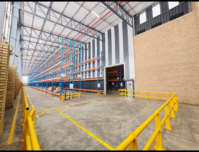 14,590M² WAREHOUSE TO LET IN NORTH RIDING
